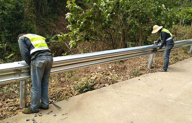 辽阳高速公路护栏的定期维护与保养